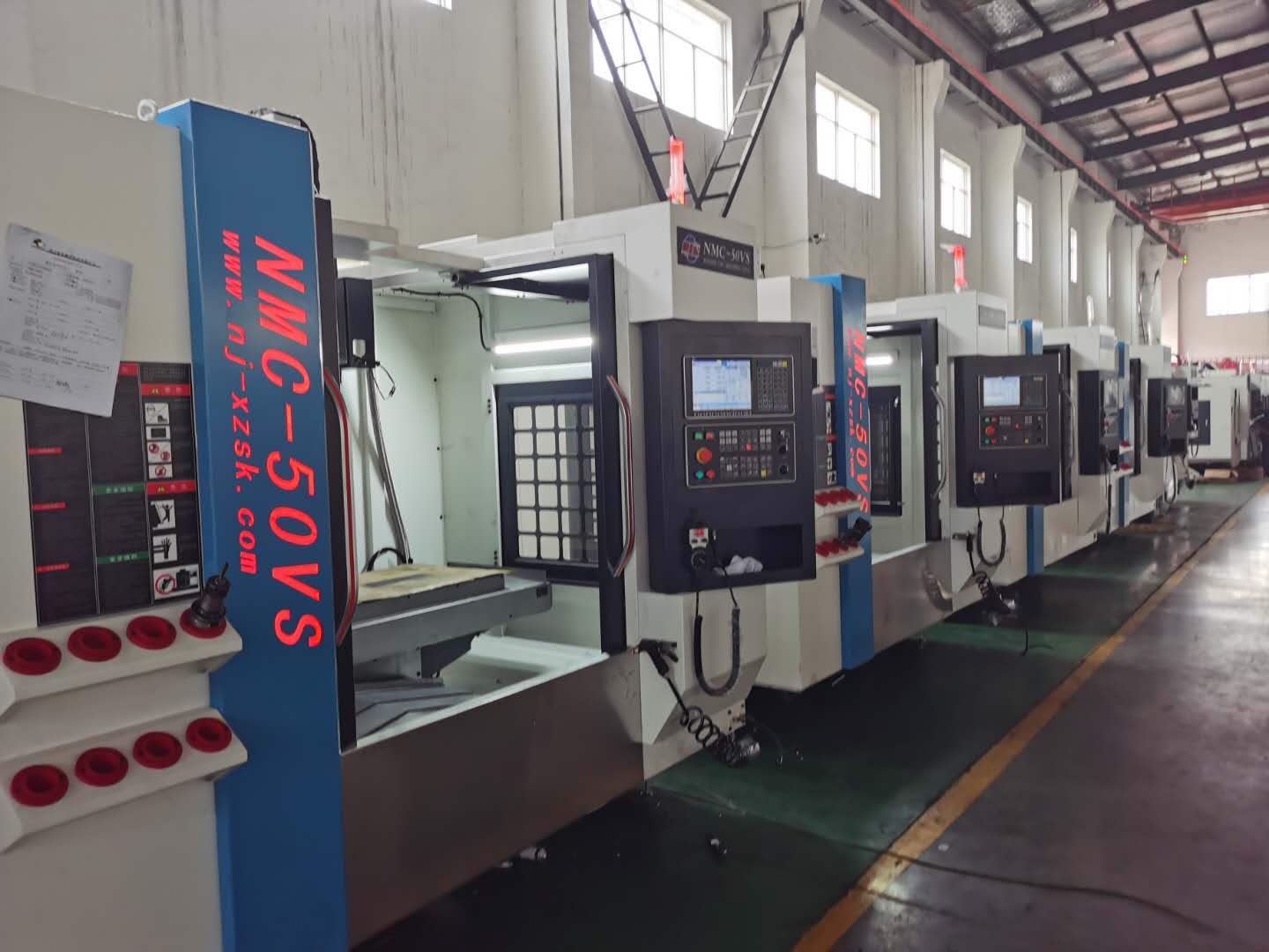 批量配置華中HNC-808D系統的加工中心車間.jpg 批量配置華中HNC-808D系統的加工中心車間.jpg